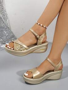 Sandali con zeppa e piattaforma comodi e alla moda con decorazioni in paillettes, per donne taglia curvy. Sandali con zeppa spessa e suola impermeabile, con cinturino elastico regolabile, misure standard.