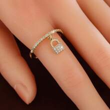 1 pieza Anillo de dama elegante con forma de cerradura decorado con zirconia artificial
