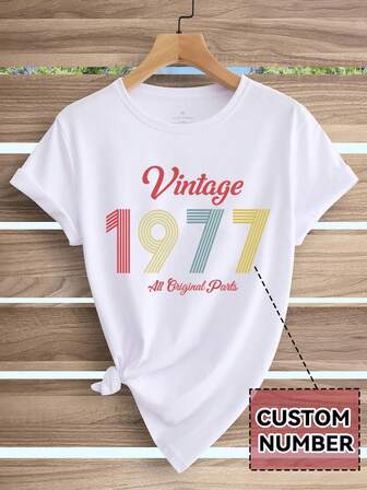 T-shirt da donna con numeri digitali personalizzati, personalizzazione del testo, carica il testo per Natale, anniversario, personalizzazione numerica, il tuo numero personalizzato stampato sul davanti della maglietta girocollo a manica corta da donna, top nero, regalo per le vacanze, top estivo da donna, T-shirt estiva a manica corta personalizzata da donna