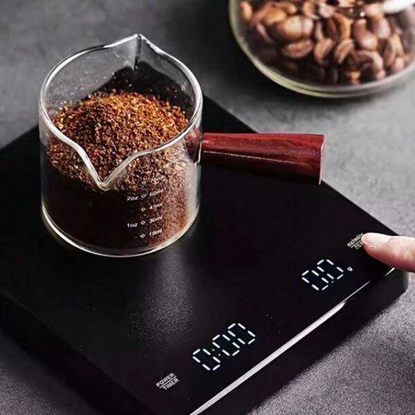 1 Stück schwarze mini Lebensmittelwaage, digitale Kaffewaage Typ-C wiederaufladbar & rutschfeste Matte, elektronische Waage 3kg/0,1g mit hoher Präzision, tragbar für Küche mit Auto-Abschaltung, Tara-Funktion & LED-Anzeige & 3 Einheiten (g/Oz/ml), perfekt für Backen, Zutatenabwiegen, Espresso und Filterkaffee