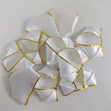 50 pezzi Kit semi-finito di petali di rosa in nastro di raso con bordo dorato, fiori eterni, materiali fai-da-te per bouquet, idea regalo artigianale per matrimoni, vacanze, compleanni, feste, lauree, decorazioni natalizie per la casa e regali di Natale