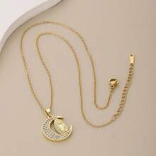 Colar com pingente oval elegante e criativo de zircônia cúbica microincrustada da Virgem Maria, acessório religioso minimalista de aço inoxidável, adequado para mulheres, casamentos, festas e uso diário