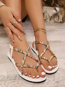 Nuevas sandalias planas con diseño de tira trenzada de cruce enérgico, sandalias de estilo bohemio con punta descubierta y tacón plano de patrones coloridos para uso diario en primavera/verano, en blanco fresco, marrón cálido y negro frío - Blanco - Ver 2