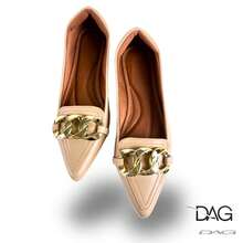 Sapatilha Feminina Carolina Bico Afinado Corrente Três Elos | Pele Areia – leve, neutra, casual, facil, Sapatilha bico fino