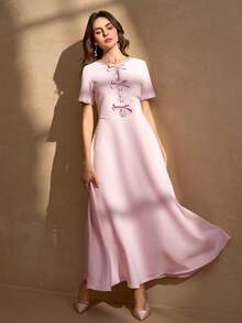 Robe de luxe pour femmes, coupe évasée, col rond, avec manche ornée d'un papillon décoré de perles, confectionnée à la main