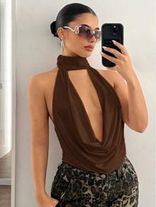 Regata Feminina Sexy Decote Cruzado Costas Nua Tecido Fluity Tendencia - Marrom - Visão 5
