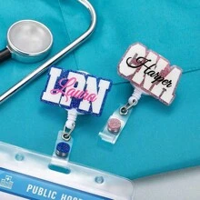 Niestandardowa odznaka na szpuli Słodkie imię PA LAB LPN TECHNIK MD RMA BSN EMT CNA LVN RN ID Odznaka na szpuli Pielęgniarka Kolega Personel Szpital Lekarz, Trwała, Kolorowa, Słodka, Uroczy, Zabawna, Kawaii, Y2K, Stylowa, Uniseks, Swobodna, Niestandardowa, Spersonalizowana, Unikalna, Dostosowana, Idealne prezenty dla niego, Idealne prezenty dla niej, Jej, Chłopaka, Dziewczyny, Rodziny, Przyjaciół