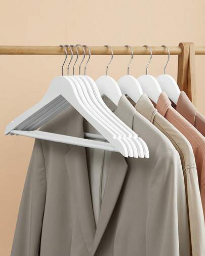 Kleiderbügel Holz, 20er Set, Bügel aus Massivholz, Einkerbungen im Schulterbereich, rutschfester Hosensteg, um 360° drehbarer Haken, für Anzüge, Hemden, weiß-silbern