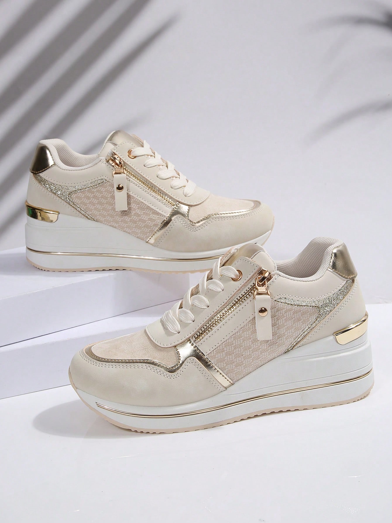 أحذية رياضية للنساء مطبوعة بالبريق للاستخدام الخار...