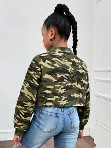 Chamarra corta camuflaje 100% algodón con solapas decorativas y botón dorado, perfecta para crear looks urbanos, casuales o escolares durante otoño, invierno o primavera