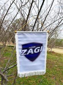 4 pezzi di pennoni personalizzati a forma di scudo con frange, realizzati in fibra di poliestere, stampa monofronte, adatti per eventi aziendali, feste di compleanno, decorazione, colorati, durevoli e resistenti ai colori, ottimi per tifosi e collezionisti