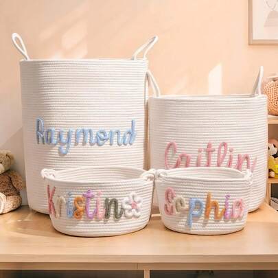 1 pièce Panier personnalisé avec nom, organisateur de jouets et de stockage. Grand panier en corde tressée, panier de rangement pour jouets, linge et couvertures. Multifonctionnel, ornemental, réutilisable, exquis, élégant, de haute qualité, coloré, moderne, personnalisé, unique. Idéal pour la Saint-Valentin, la Fête des Mères, les anniversaires, la Fête des Pères, les remises de diplômes, les mariages, les pendaisons de crémaillère. Délicate romance, amour éternel
