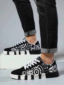 Scarpe da skateboard di coppia con suola in gomma, classiche e alla moda, con stampa casuale in bianco e nero a contrasto, confortevoli e versatili. Sneaker basse personalizzate con motivo geometrico, adatte per esterno/casual/sport