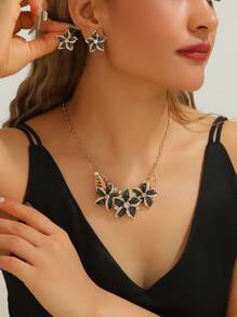 Un conjunto de collares y pulseras de estilo exagerado de vacaciones en la playa con estrellas de mar, conchas y perlas, de Europa y América