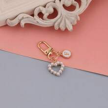 Um pingente de bolsa com pingente circular rosa com letras de A a Z, com um chaveiro de pérola em formato de coração e um estilo elegante e simples. É perfeito para combinar com fantasias de Halloween e para estudantes universitários e do ensino fundamental. Também é um pingente de bolsa, chaveiro de carro, para aniversários, feriados, volta às aulas, ideal para presentear familiares, amigos, namorados, presentes de aniversário, presentes de feriado, presentes de Dia das Mães, presentes de Dia dos Professores.