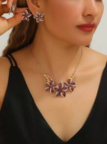 Un conjunto de collares y pulseras de estilo exagerado de vacaciones en la playa con estrellas de mar, conchas y perlas, de Europa y América