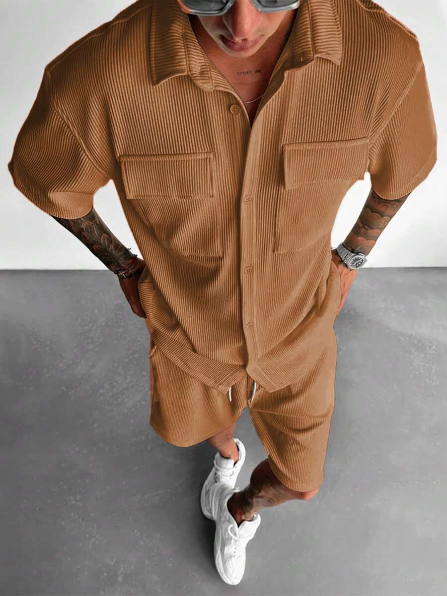 Nuevo conjunto de verano para hombres de camisa holgada de unicolor con múltiples bolsillos y botones + pantalones cortos con cordón, conjunto casual de vacaciones, deportivo y básico diario, 2 piezas - Marrón - Ver 1