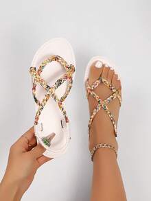 Nuevas sandalias planas con diseño de tira trenzada de cruce enérgico, sandalias de estilo bohemio con punta descubierta y tacón plano de patrones coloridos para uso diario en primavera/verano, en blanco fresco, marrón cálido y negro frío - Blanco - Ver 3