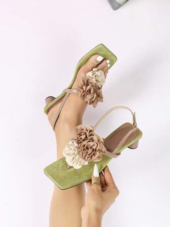 复古绿色方头人字拖凉鞋，卡其色系带，双色花卉装饰，可调节踝带和粗中跟，百搭