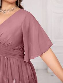 UNITHORSE 加大码 [随机剪裁] V 领荷叶袖、胸前褶皱、叶状网格图案拼布连衣裙，优雅正式晚会礼服，适合婚礼宾客、毕业典礼、晚宴派对礼服 - 中紫紅色 - 查看 4