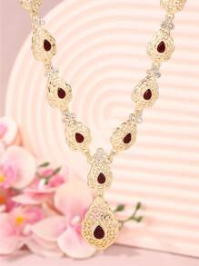 An Arabic-Style Set Of Fashionable And Popular Palace Hollow-Out Diamond-Inlaid Teardrop Pendant, Earrings, And Necklace Combo For Brides To Wear At Weddings, Banquets, Parties And Dance Parties.