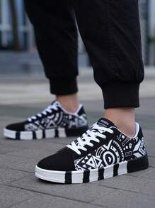 Scarpe da skateboard di coppia con suola in gomma, classiche e alla moda, con stampa casuale in bianco e nero a contrasto, confortevoli e versatili. Sneaker basse personalizzate con motivo geometrico, adatte per esterno/casual/sport
