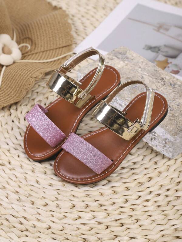 Sandalias de exterior para niñas Nuevo diseño de una sola tira brillante para el verano, antideslizante, con estilo elegante y generoso, sandalias planas para playa para niños