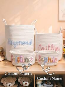 1个个性化姓名收纳篮，玩具和储物整理大号绳编篮，编织收纳篮，可用于存放玩具、衣物和毯子，多功能、装饰性强、可重复使用、精致、时尚、高品质、色彩丰富、现代、可定制、个性化、独特，适合情人节、母亲节、生日、父亲节、毕业典礼、婚礼、乔迁之喜等场合，传递精致浪漫，象征永恒的爱。 - 彩色 - 查看 3