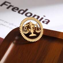 1 件经典正义天平设计男士胸针 - 不锈钢西装衬衫配饰，适合律师、法官和专业人士 - 复古风格徽章，金色金属背衬，职业装翻领别针 | 复古翻领别针 | 精致细节，送给男朋友、丈夫、父亲节的礼物 - 彩色 - 查看 1