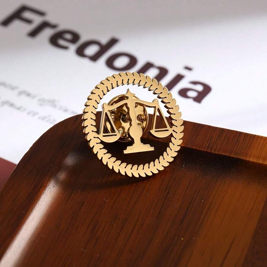 1 件经典正义天平设计男士胸针 - 不锈钢西装衬衫配饰，适合律师、法官和专业人士 - 复古风格徽章，金色金属背衬，职业装翻领别针 | 复古翻领别针 | 精致细节，送给男朋友、丈夫、父亲节的礼物 - 彩色 - 查看 1