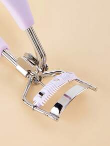 一套带梳子和替换垫的睫毛夹，不锈钢手动睫毛夹，专业美容工具，便携式睫毛夹，配有方便更换的替换垫，经久耐用，适合家庭和商业用途（紫色），化妆，便宜，房间装饰，梳妆台，旅行，卧室，化妆配件，睫毛夹，便宜，圣诞礼物，化妆，化妆工具，便宜货，礼物，女士礼物，圣诞礼物，赠品，旅行，便宜货，旅行必备 - 淡紫色 - 查看 3