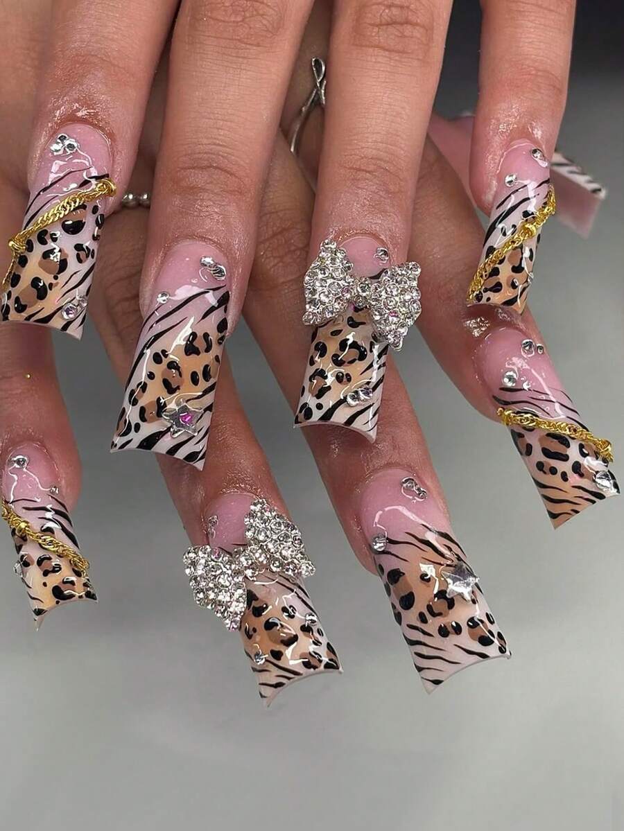 24 piezas de uñas acrílicas rectangulares para presionar, uñas con estampado de leopardo y cristales, uñas con mariposas estilo Y2K, uñas con glitter en forma de estrella, cadena dorada pequeña y mini cristales color rosa rojo, accesorios esenciales para fiestas con 1 lima de uñas, accesorios para el cuidado de las uñas