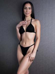 Carolina Barros Conjunto de bikini sexy de tanga con elemento colgante metálico de color negro liso para mujer, para el verano - Negro - Ver 2