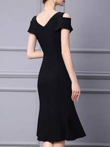 Vestido de fiesta negro con espalda descubierta, de corte sirena, de longitud media y elegante. Prenda formal para mujer con cuello en V, con un ligero estiramiento, detalles de diamantes en el frente, cremallera en la espalda. Adecuado para todas las estaciones y ocasiones como diario, casual, boda, cena, fiesta, compromiso, ceremonia, banquete, social, vacaciones, cumpleaños.