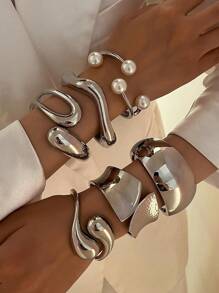 1 pièce Bracelet jonc asymétrique minimaliste pour femmes, design de base avec fermoir à charnière et goutte d'eau. Bracelet fantaisie de base pour le port quotidien, avec une surface en miroir polie et robuste