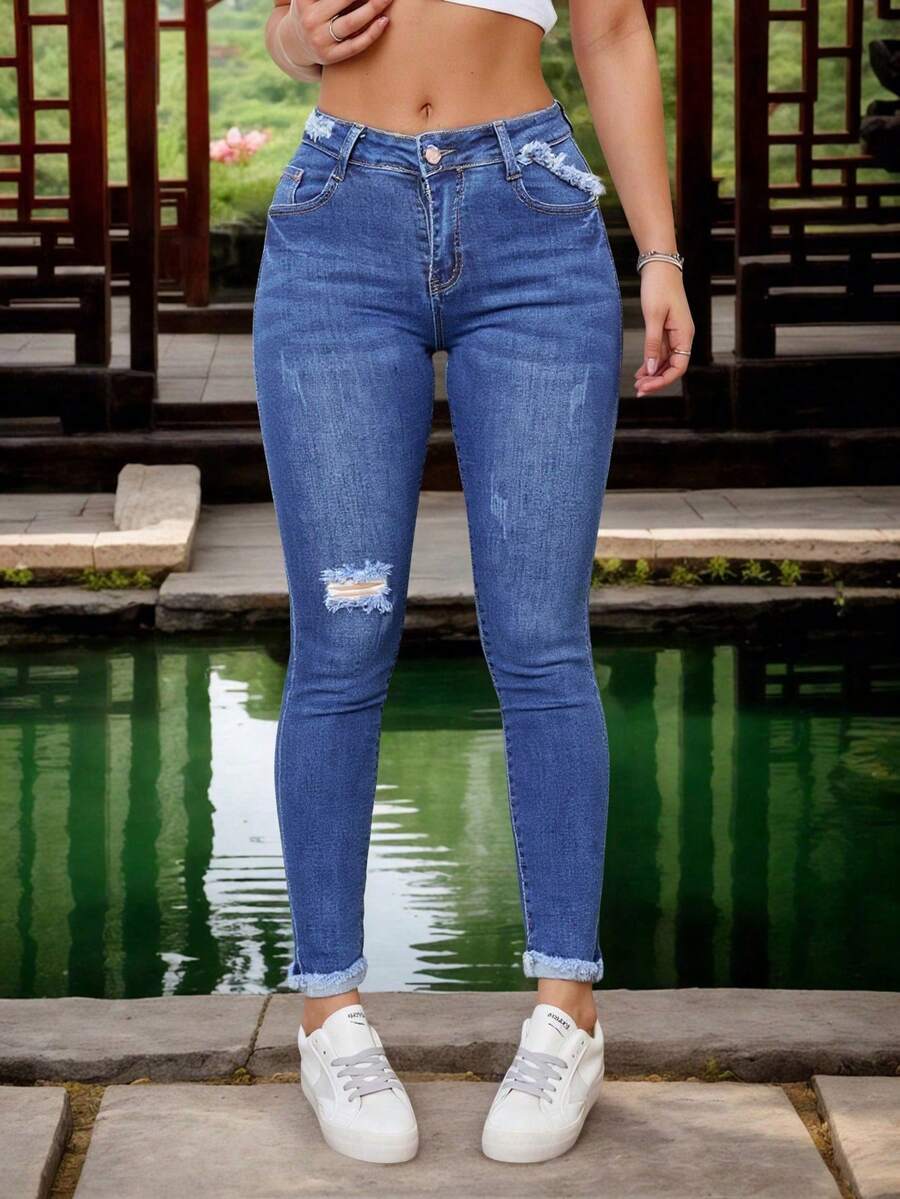 Jeans de Talle Alto en Azul - Estilo Skinny con Detalles de Desgaste y Bordes Deshilachados - Azul - Ver 1