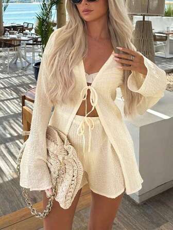 Set da donna composto da canotta a maniche lunghe con laccetti sul davanti e pantaloncini di colore unito da resort