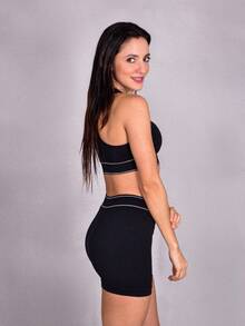 Conjunto deportivo para mujer con short y top cómodo 2 piezas, ideal para entrenamiento en gym, yoga y actividades fitness. Diseño ajustado, transpirable y flexible para moverte con total libertad. - Negro - Ver 4