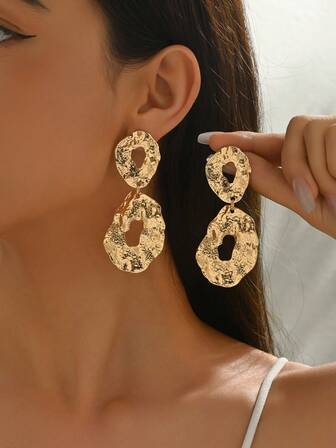 1 par de pendientes de aro grandes con textura metálica arrugada y diseño geométrico exagerado y asimétrico, versátil para uso diario, festivales, fiestas, vacaciones y tiempo libre de las mujeres
