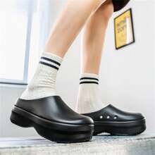 Zuecos de chef para hombres con cierre, punta cerrada, respirables, antideslizantes, cómodos, de fácil deslizamiento, funcionales para la cocina, ligeros, flexibles, para el verano, zapatos de trabajo de moda negro para tallas grandes