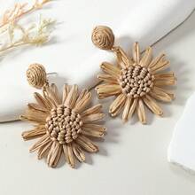 1 对夏季拉菲草编织雏菊耳环，欧洲海滩度假波西米亚风格，配有不锈钢耳环钩，适合波西米亚女性