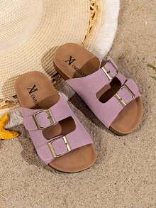 一双儿童/女童人字拖，粉色麂皮鞋面，两根金属扣，软木鞋底。款式简约时尚。2025年新款，博肯鞋款，适合3至12岁女童在沙滩、日常出游等场合穿着。既舒适又……