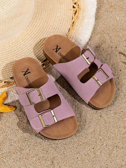 Ein Paar Kinder/Mädchen Flip-Flops, mit rosa Velourslederoberteil und zwei Metallschnallen, mit Korksohle. Der Stil ist schlicht und modisch. Das neue Modell 2025 im Stil der Boken-Schuhe, geeignet für Mädchen von 3 bis 12 Jahren zum Tragen am Strand, für tägliche Unternehmungen und andere Anlässe. Es ist sowohl bequem als auch.