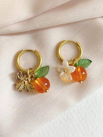 Zestaw 2 modnych pomarańczowych kolczyków ze stali nierdzewnej w kształcie sztucznych owoców i pszczół, idealnych na wakacje na wsi