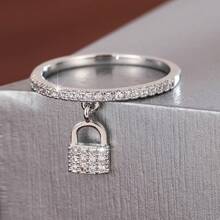 1 pieza Anillo de dama elegante con forma de cerradura decorado con zirconia artificial