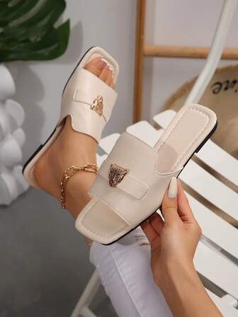 Beige fyrkantiga platta tofflor för kvinnor, metalldekoration med leopardhuvud, texturerat läder, slip-on, moderiktiga sommarsandaler med öppen tå, eleganta, avslappnade, mångsidiga platta sandaler