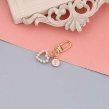 Um pingente de bolsa com pingente circular rosa com letras de A a Z, com um chaveiro de pérola em formato de coração e um estilo elegante e simples. É perfeito para combinar com fantasias de Halloween e para estudantes universitários e do ensino fundamental. Também é um pingente de bolsa, chaveiro de carro, para aniversários, feriados, volta às aulas, ideal para presentear familiares, amigos, namorados, presentes de aniversário, presentes de feriado, presentes de Dia das Mães, presentes de Dia dos Professores.