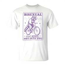 Camiseta de orgullo bisexual de 220g de algodón con cuello de tripulación y con diseño sutil de tipografía "Bisexual y aún no estoy interesado en ti" y colores pastel. Estilo sutil de Y2K que se encuentra con un estilo natural, ideal para mujeres jóvenes que buscan una calma. Un gran regalo para un alma gentil. Uso diario casual pero elegante para paseos por el jardín, citas de café, museos de arte o rincones de lectura. - Blanco - Ver 1