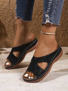 新款夏季镂空花朵刺绣坡跟凉鞋女士休闲沙滩拖鞋罗马风格厚底露趾复古创意时尚透明别致凉鞋