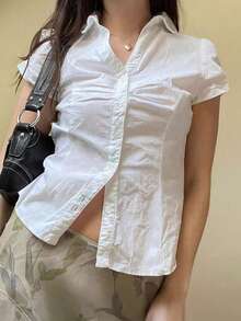 Y2K学院风春季女式衬衫，可爱荷叶边领纽扣休闲短袖修身白色衬衫，适合情人节、毕业季等场合。